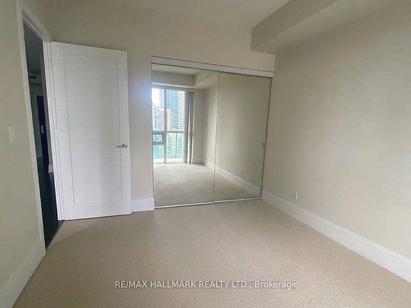 5th image of 70 Roehampton Ave #811