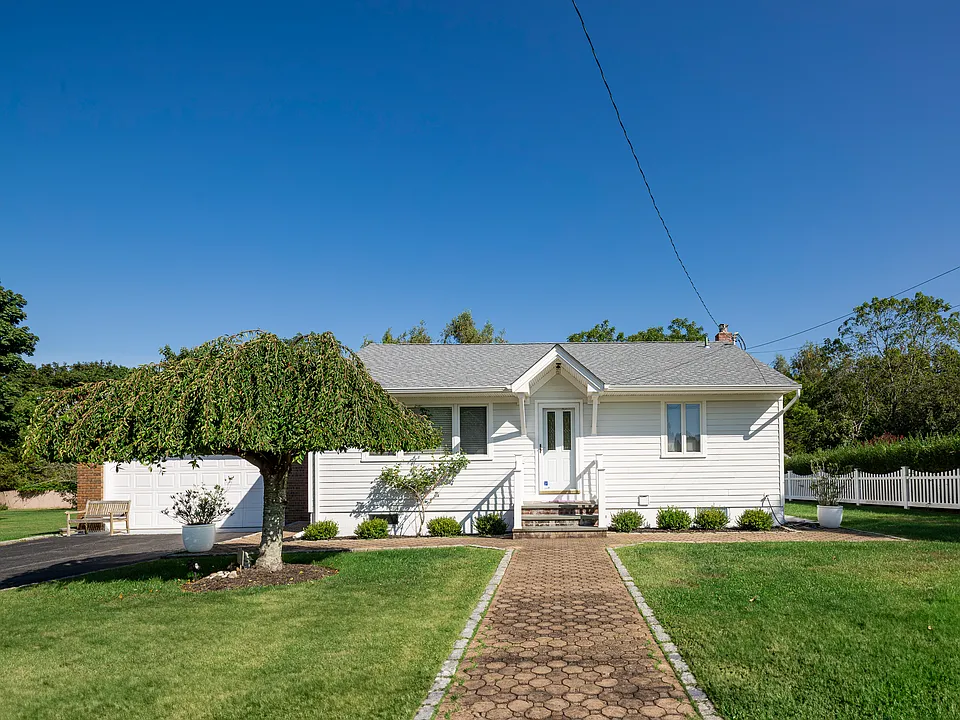 275 Maier Pl