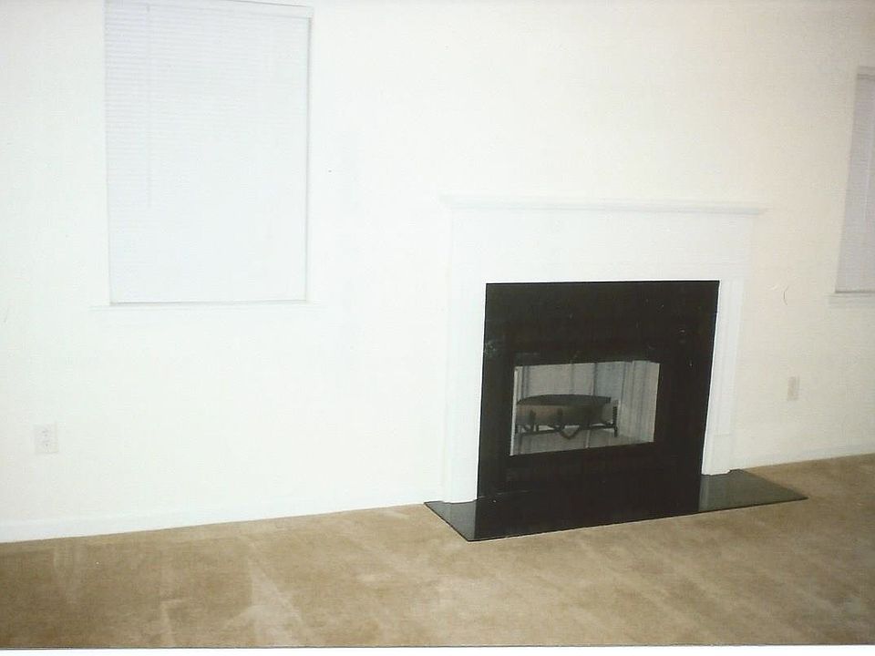 Fireplace/Living Room