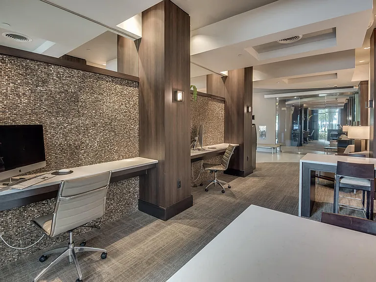 E-lounge with WiFi access and tablet desks