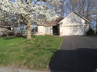 910 Hickory Creek Dr, Temperance, MI 48182