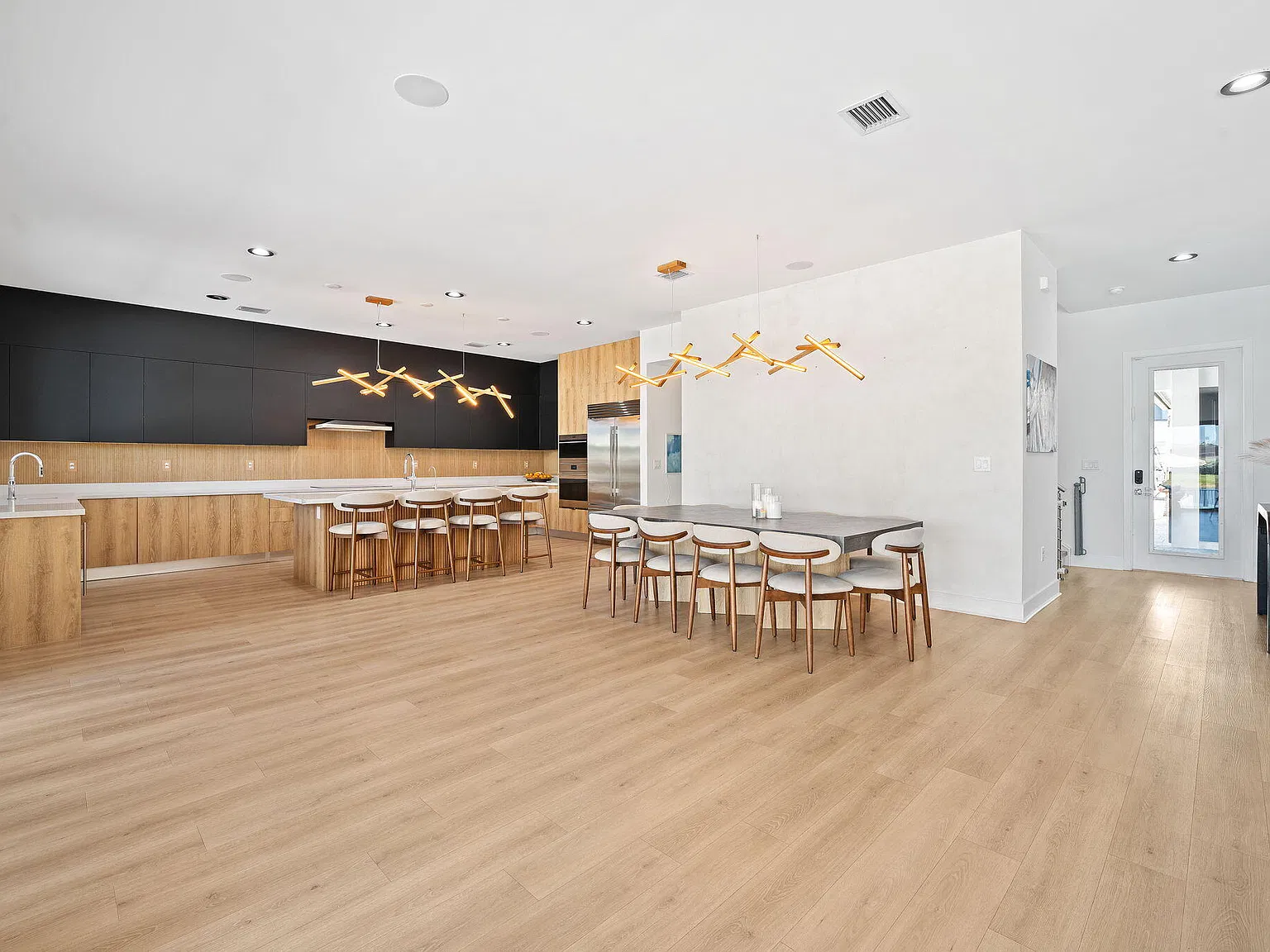5 bed, 3.5 bath, 3962 sqft, $15,000 — Photo 3