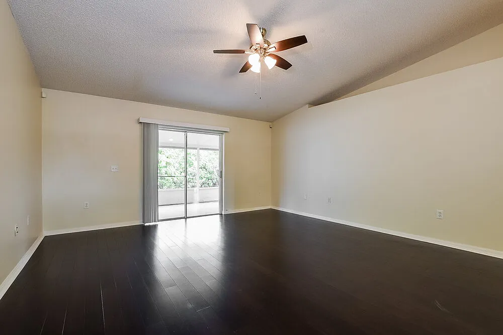 3 bed, 2.0 bath, 1264 sqft, $2,055 — Photo 4