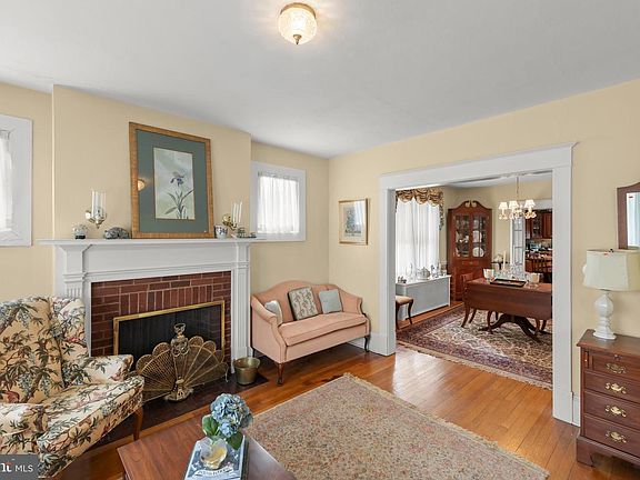 5th image of 305 Amherst St