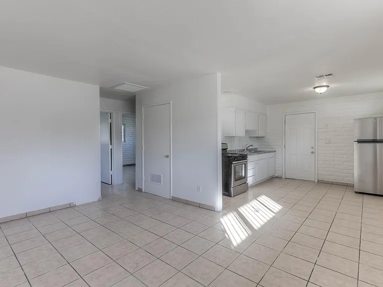 301 W Oregon St — Photo 2