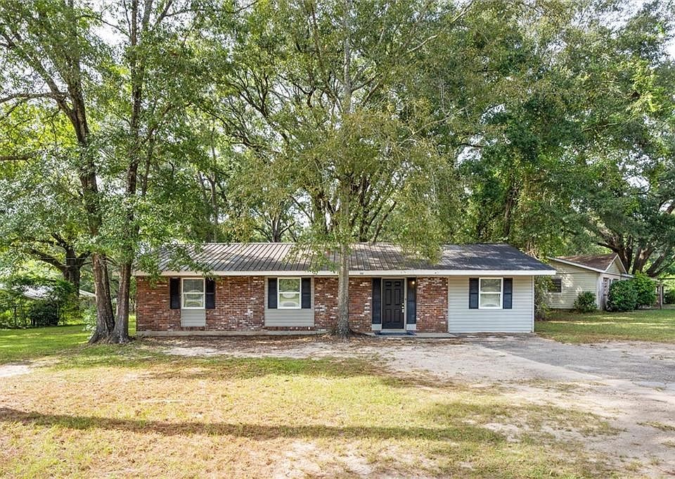 A complete remodel has just been completed on this fantastic four bedroom, two bath, ranch that is a mix of brick and vinyl on the outside and, along with the metal room, it is simply easy to maintain, and stands the test of time. 