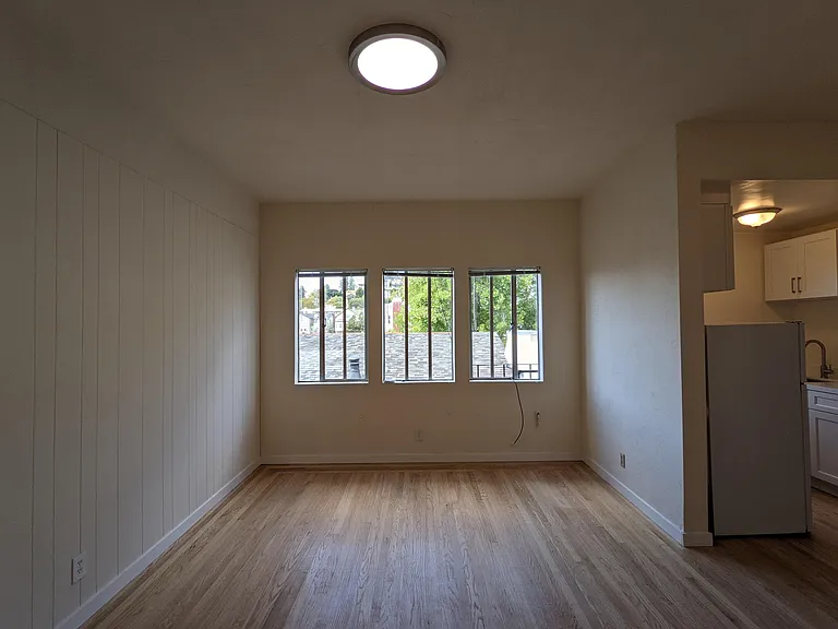 2541-2569 Le Conte Ave — Photo 35