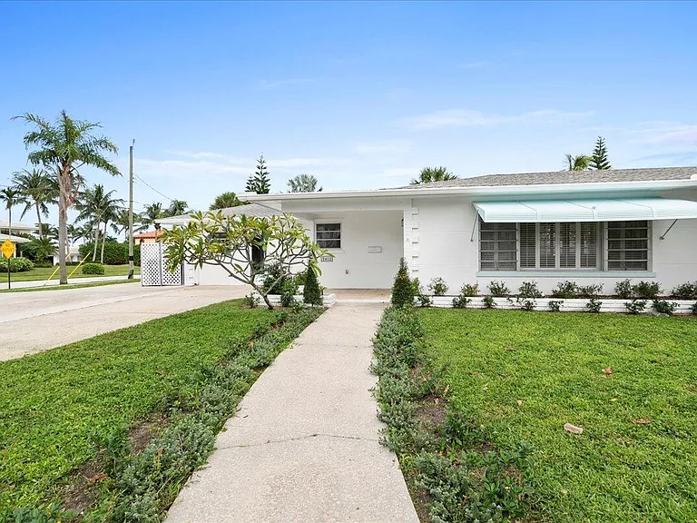 2412 N Lakeside Dr — Photo 2