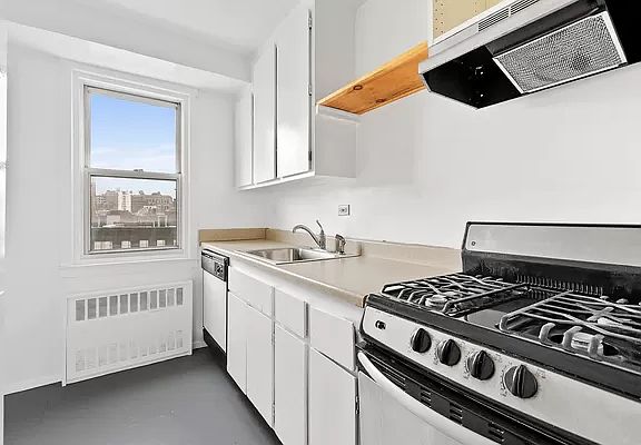 3rd image of 2 Charlton St APT 10K