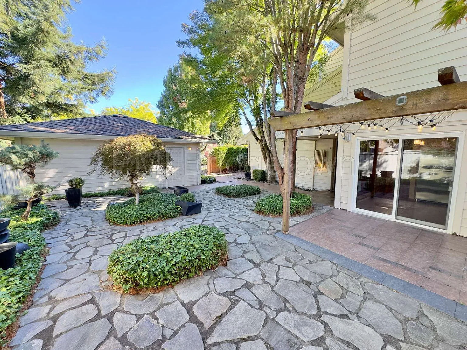 3 bed, 2.0 bath, 1950 sqft, $3,190 — Photo 4