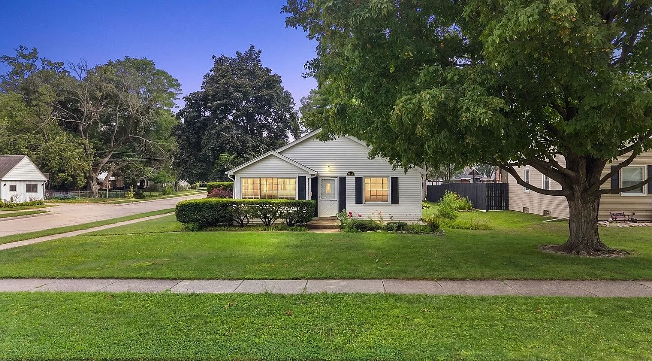 3 bed, 1.5 bath, 1536 sqft, $1,700 — Photo 2