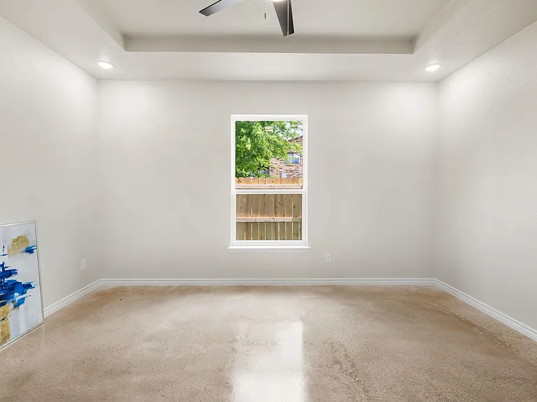 410 W Avenue C — Photo 12