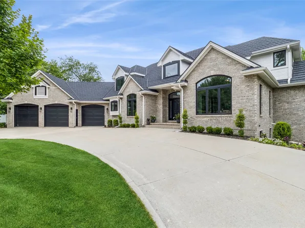 13185 Pineview Dr, Clive, IA 50325