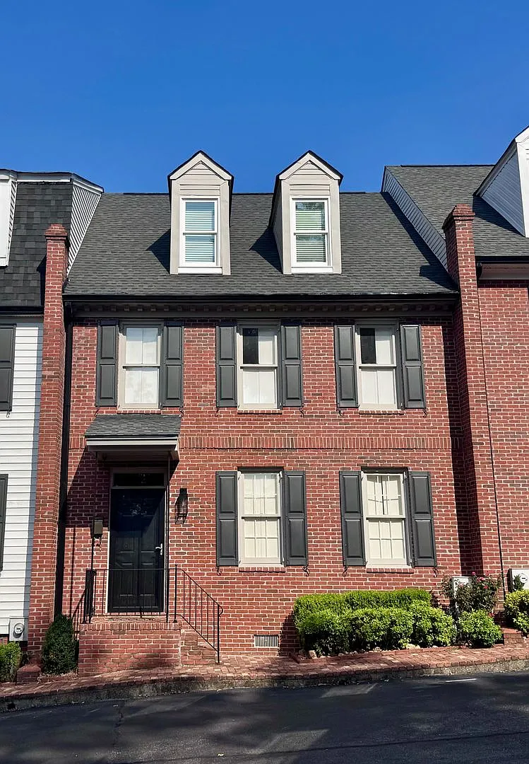 Shows Property — Photo 1