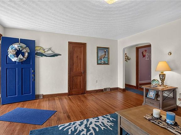 4th image of 308 Hanbury Ave