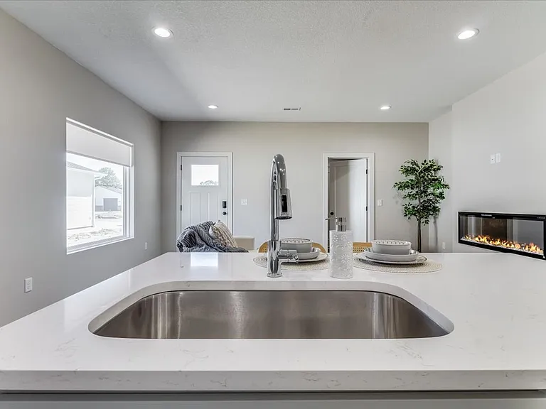 2315 W Macarthur Rd — Photo 12