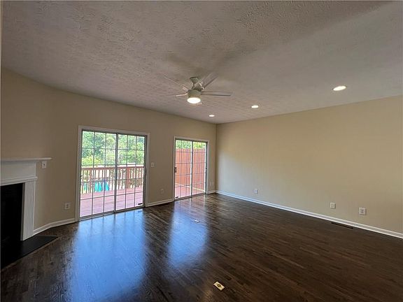 5th image of 559 Lantern Wood Dr