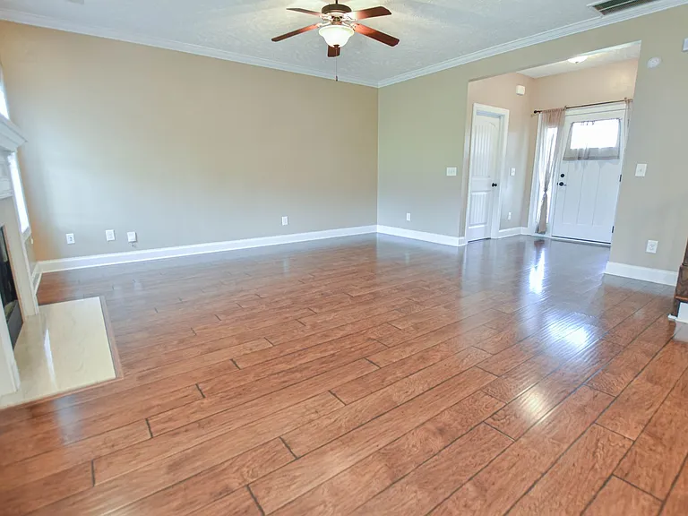 771 Sturdivant Dr — Photo 4