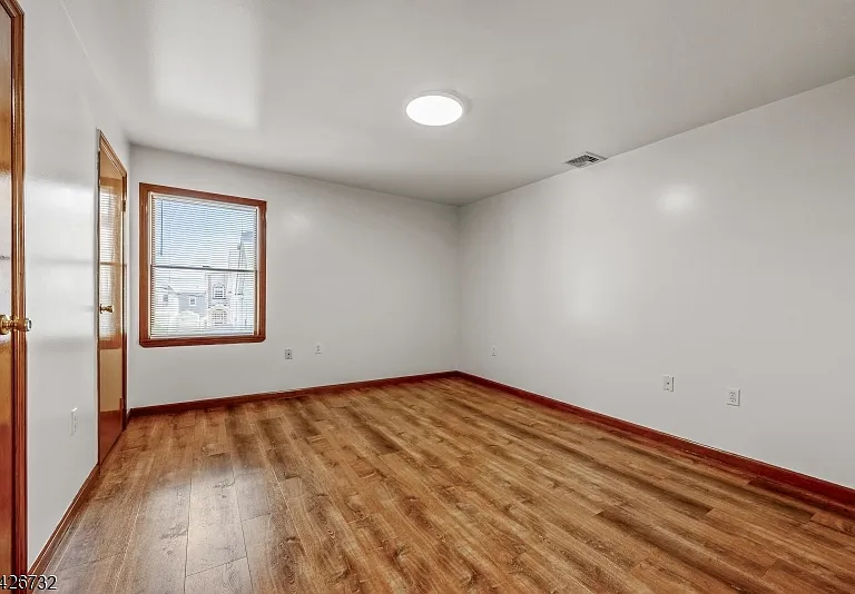 939 Grove St — Photo 11