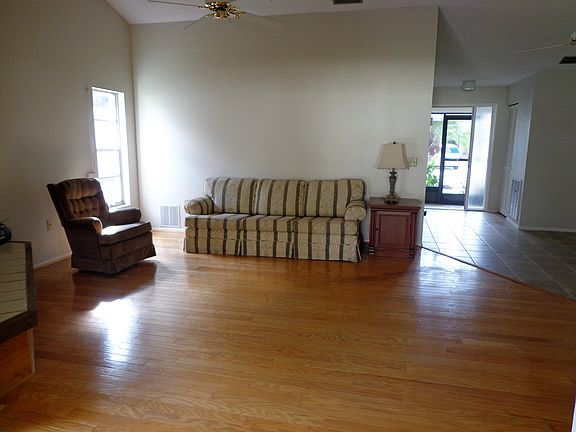 4th image of 542 Foxwood Blvd