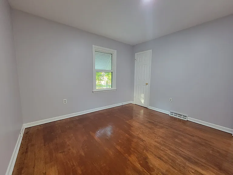 15704 Meridian Ave — Photo 4