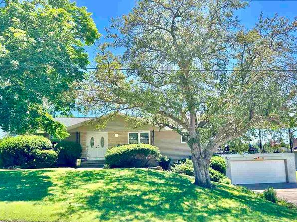 105 Fairview Dr, Wellman, IA 52356