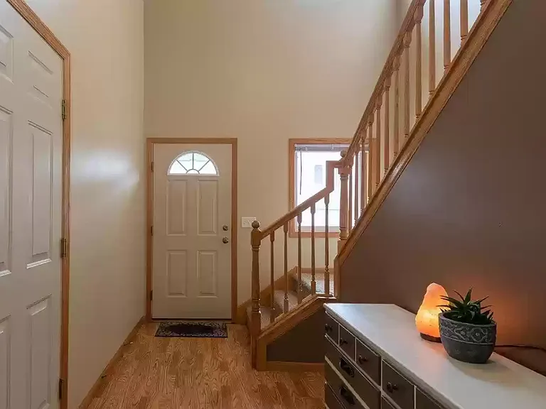 2109 Linden Trl — Photo 6