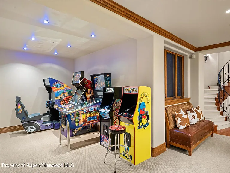 691 Pfister Dr — Photo 31
