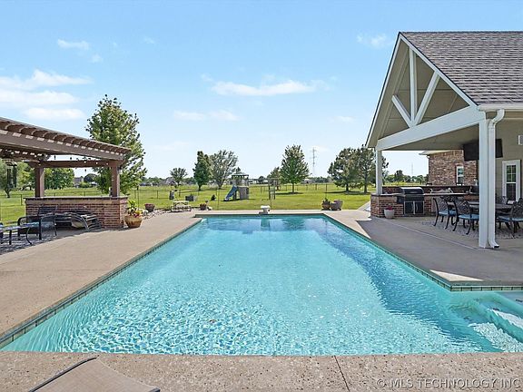 3rd image of 2406 E Fairfield Ct