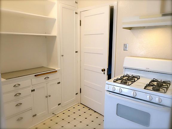 3rd image of 2137 1/2 N Gower St