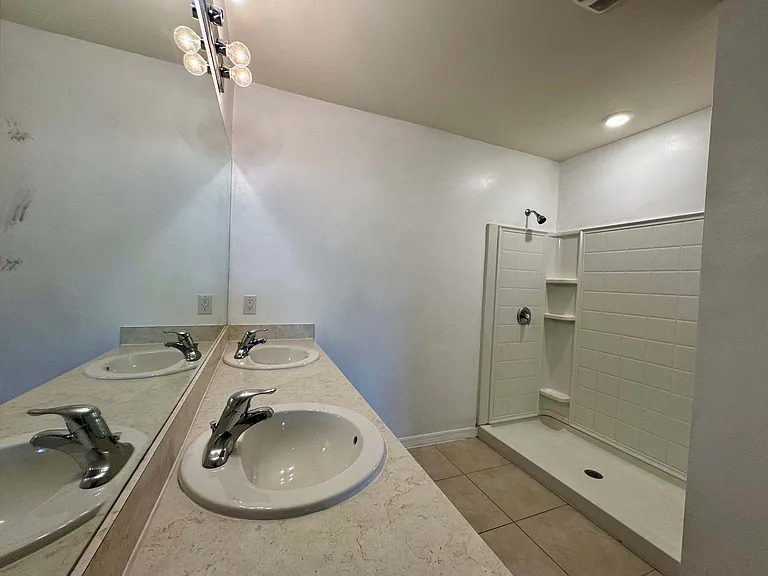 18661 Miami Blvd — Photo 17