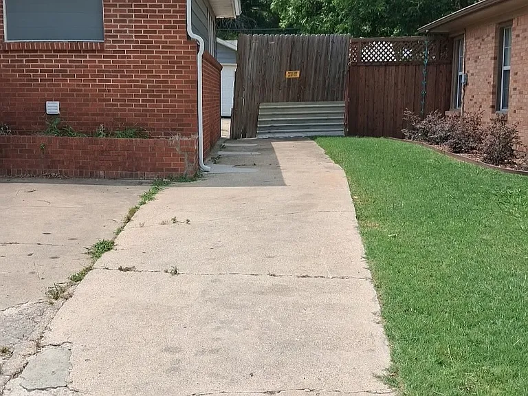2304 Nottingham Blvd — Photo 3