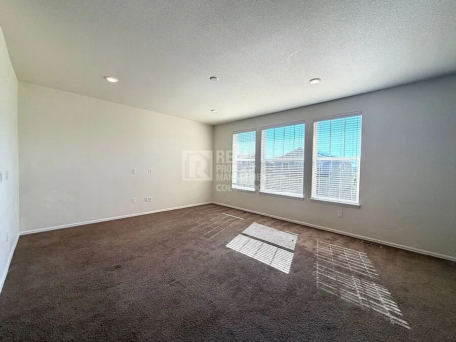 Welcome home to luxury and comfort in Parker's Sierra Ridge community! — Photo 3