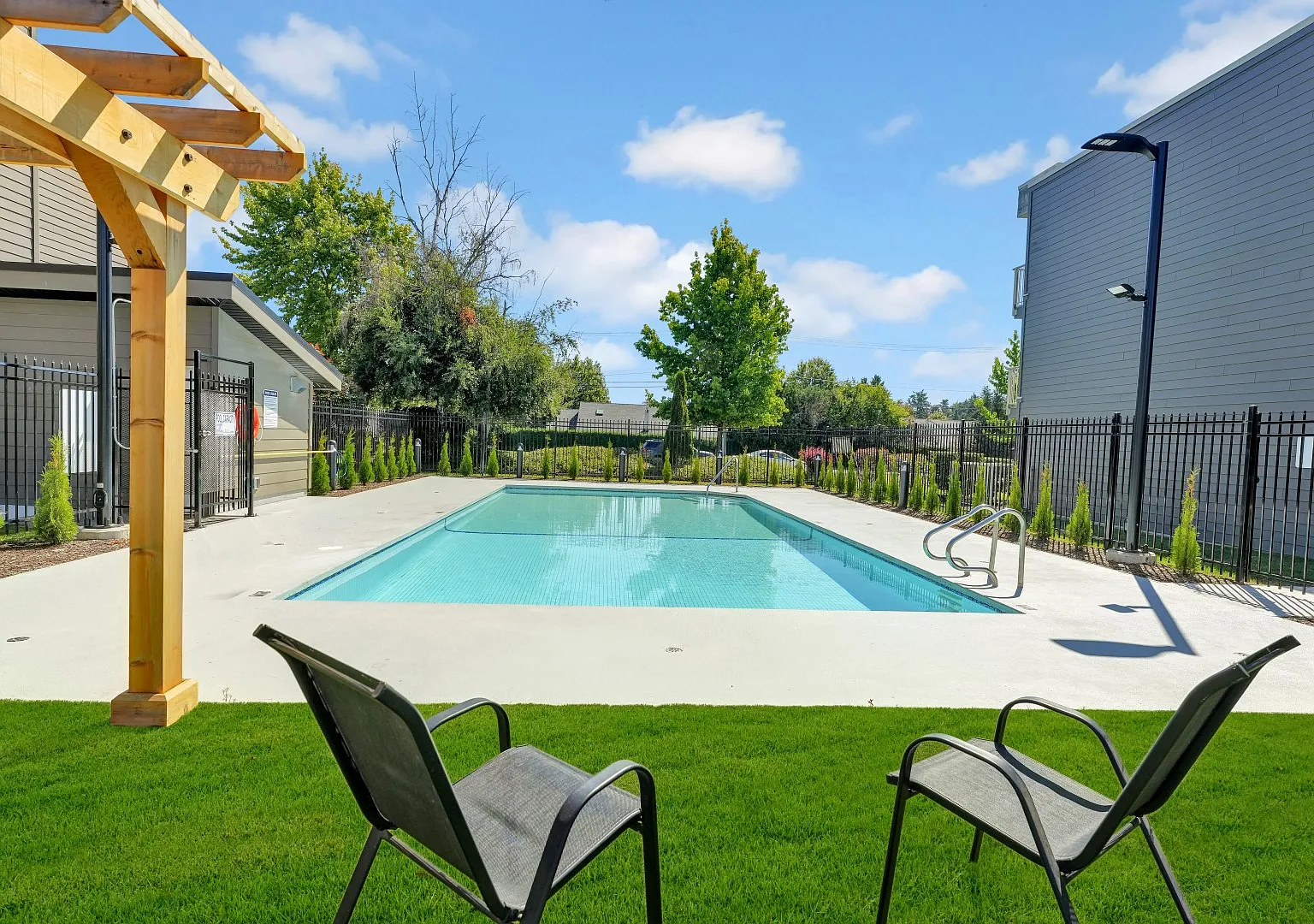 Lochside Apartments — Photo 4
