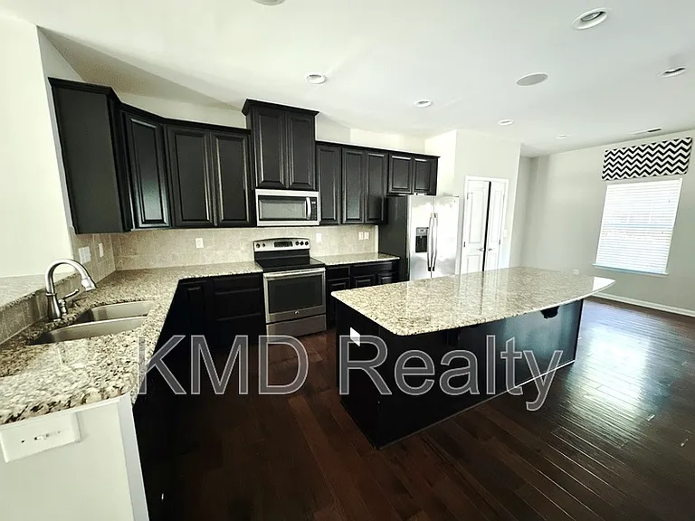 1935 Fleetwood Dr — Photo 2