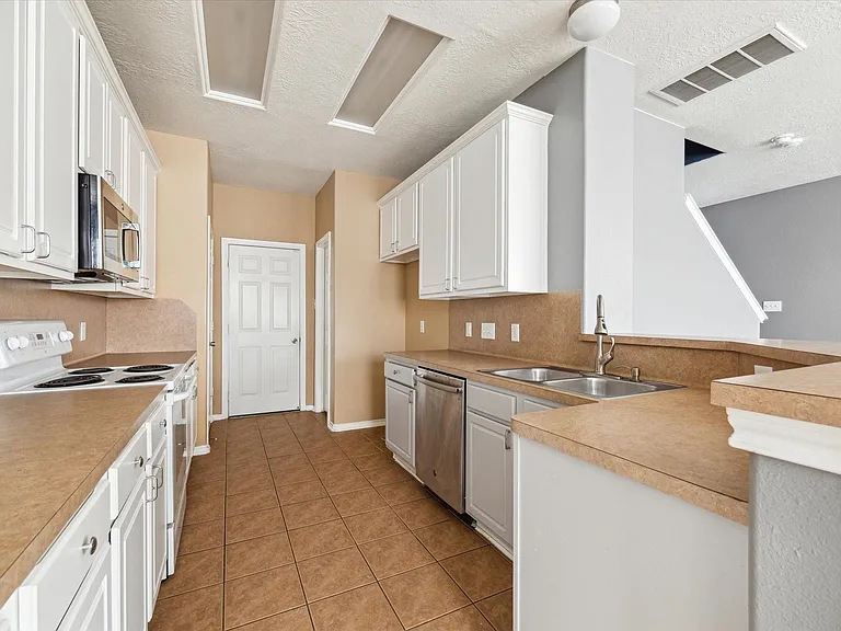 14307 Mirkwood Ln — Photo 7
