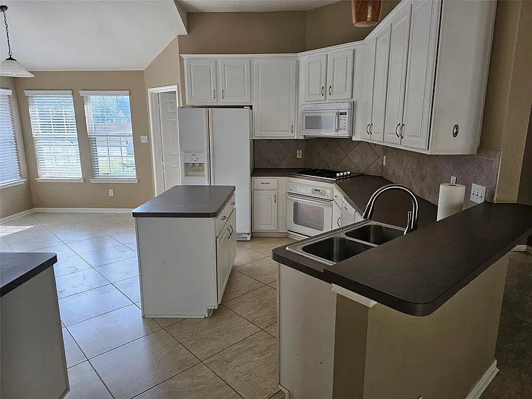 27182 Kings Manor Dr S — Photo 12