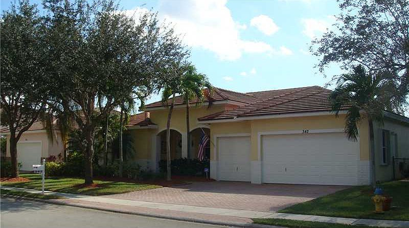 The Estate Homes of Pembroke Shores