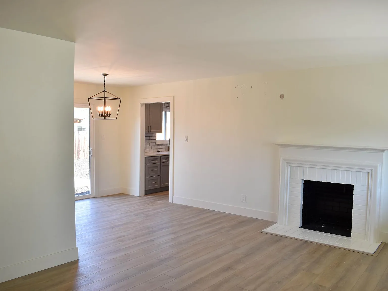 3 bed, 1087 sqft, $3,400 — Photo 2