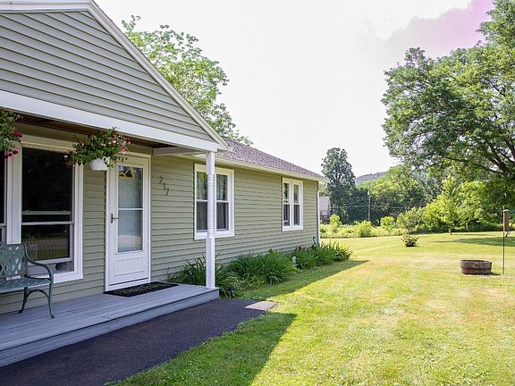5th image of 217 Crest St