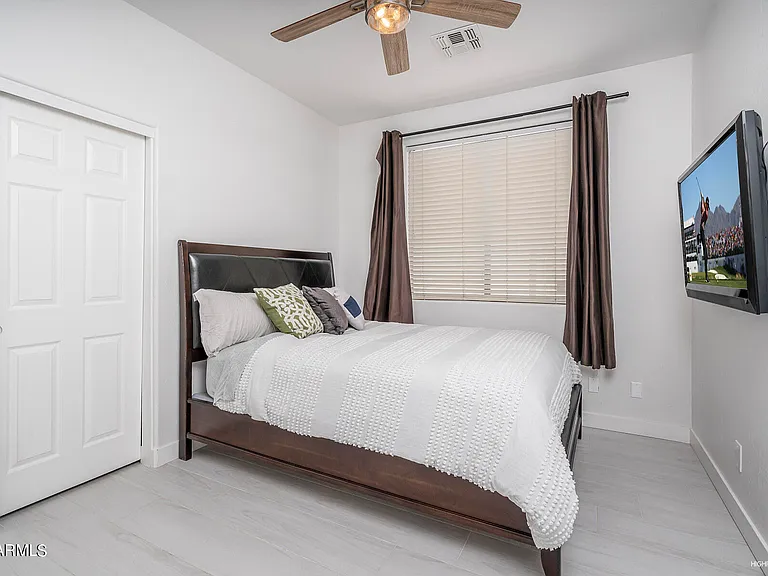 1036 E Susan Ln — Photo 16