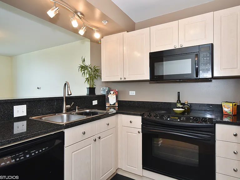 1640 Maple Ave #1108 — Photo 2