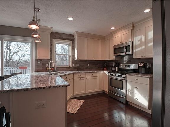 3rd image of 224 Thornwood Ct