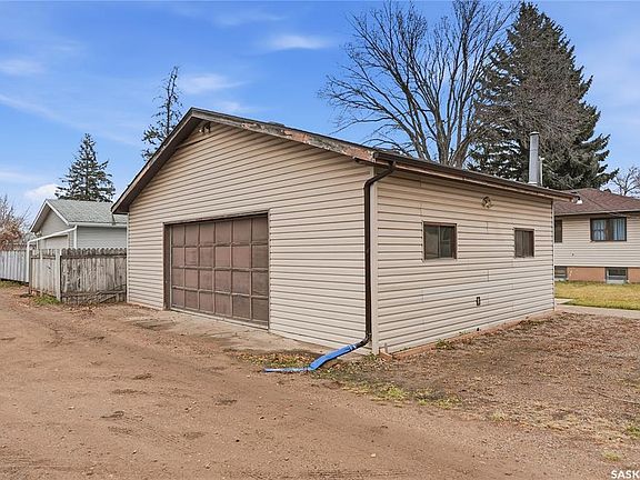 3rd image of 2120 Saint Andrews Ave
