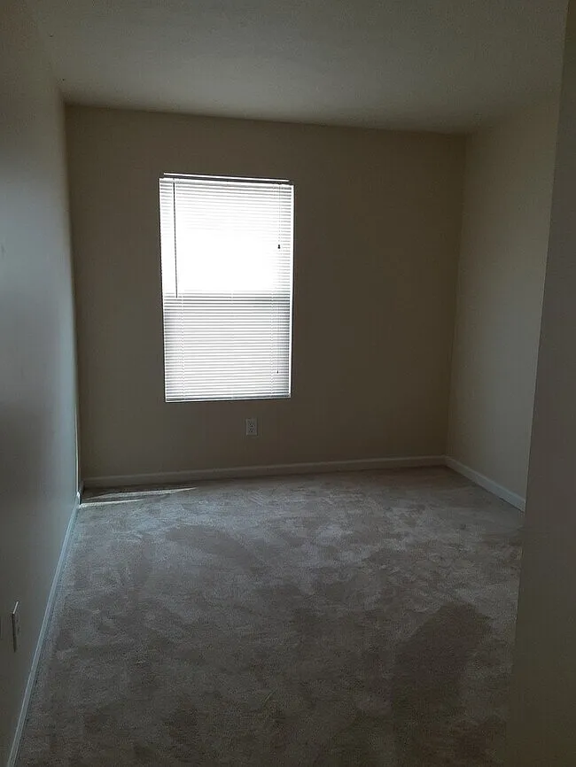 4 bed, 2.5 bath, 1608 sqft, $1,900 — Photo 2