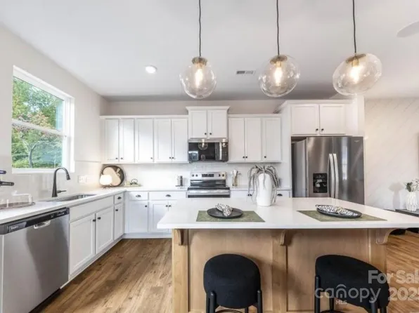 11622 Sapsucker Ln, Charlotte, NC 28215