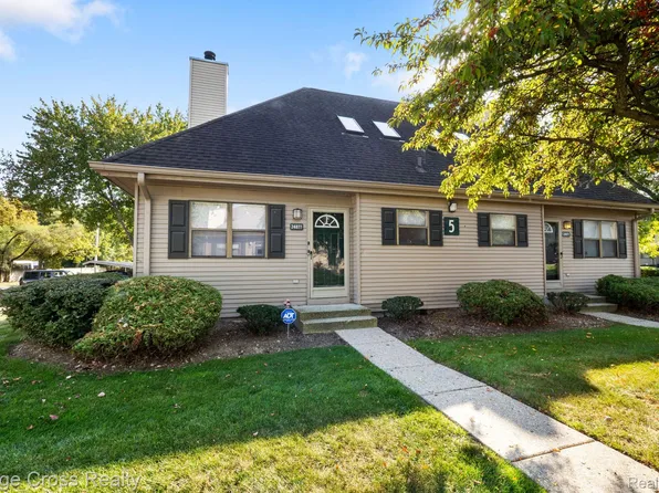 24877 Auburn Ln, Southfield, MI 48033