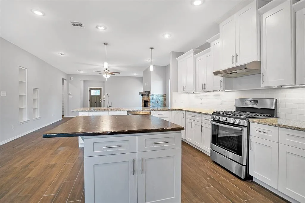 4 bed, 2.5 bath, 2506 sqft, $2,400 — Photo 4