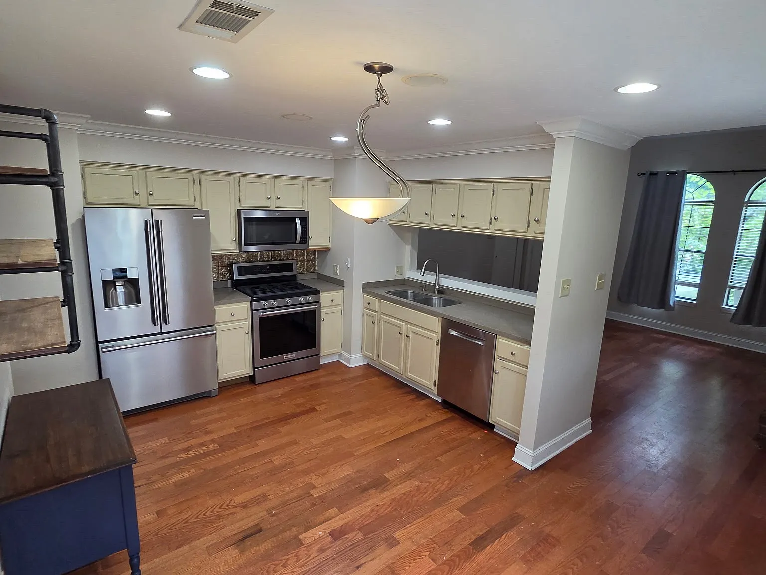 3 bed, 1160 sqft, $1,700 — Photo 2