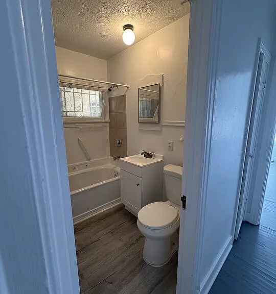 1650 S Rimpau Blvd — Photo 12